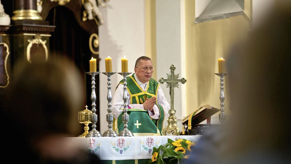 Kapelan narodowców ks. Roman Kneblewski po wizycie w szpitalu. "Jak diablice"