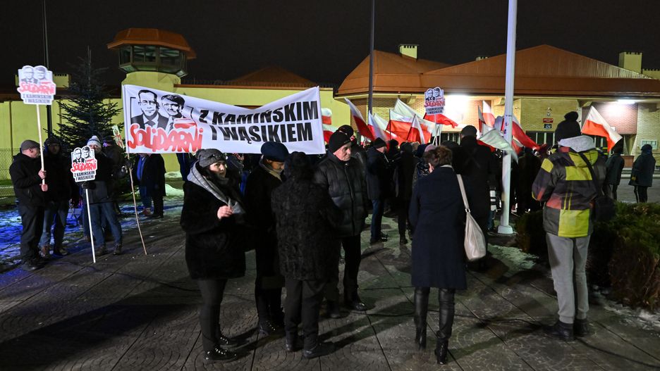 uczestnicy manifestacji
Piotr Polak
by�y pose�, demonstracja, flaga, flagi, Mariusz Kami�ski, PiS, polityka, transparent, transparenty, wi�zienie, zak�ad penitencjarny