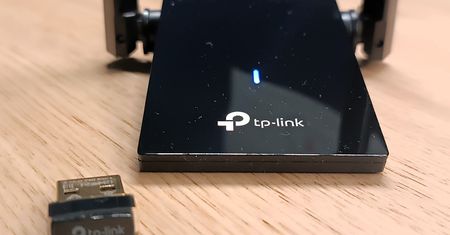 Kupiłem kartę Wi-Fi za 40 zł i za 120 zł. Tańsza okazała się największym hamulcem mojego internetu