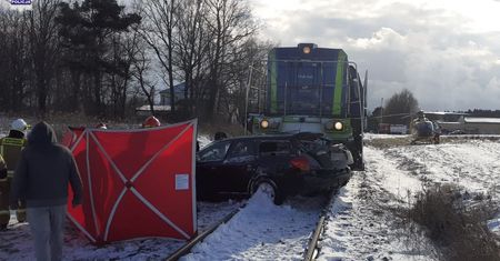 Wjechał na przejazd wprost przed nadjeżdżającą lokomotywę. Kierowca subaru nie żyje