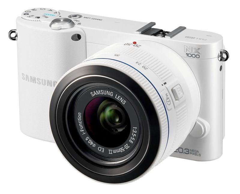 Samsung NX1000 ma gorącą stopkę, do której można zamontować lampę błyskową