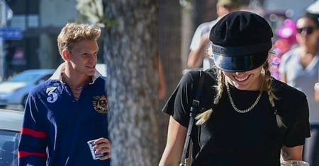 Miley Cyrus popija kawusię z 22-letnim kochankiem. Speszony Cody Simpson czmychnął za drzewo na widok paparazzi (FOTO)