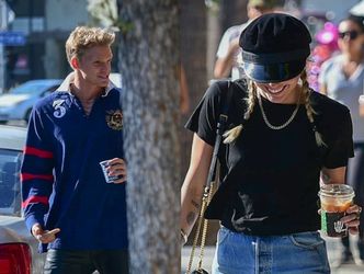 Miley Cyrus popija kawusię z 22-letnim kochankiem. Speszony Cody Simpson czmychnął za drzewo na widok paparazzi (FOTO)