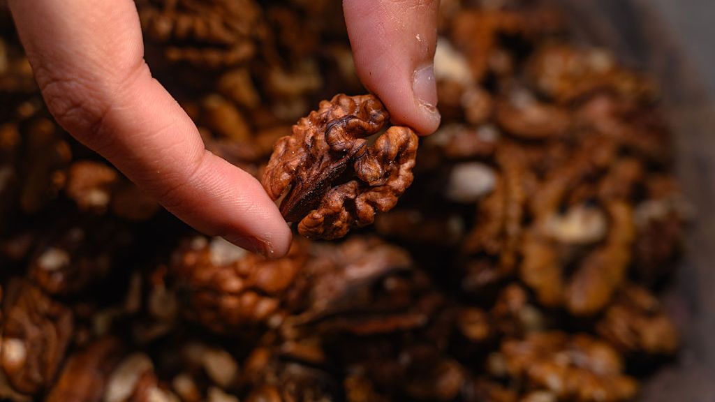 Orzechy włoskie są dobrym wyborem dla osób po 60. roku życia.