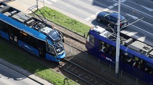 Wrocław: Osobówka wjechała w tramwaj. Niewzruszona kobieta odjechała