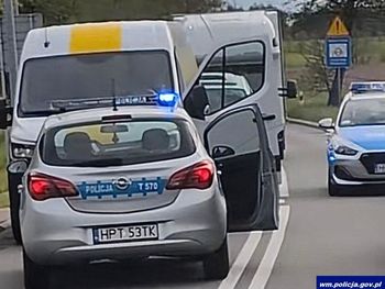 Zuchwała kradzież busa kurierskiego w Lidzbarku Warmińskim. 37-letni złodziej zatrzymany na policyjnej blokadzie