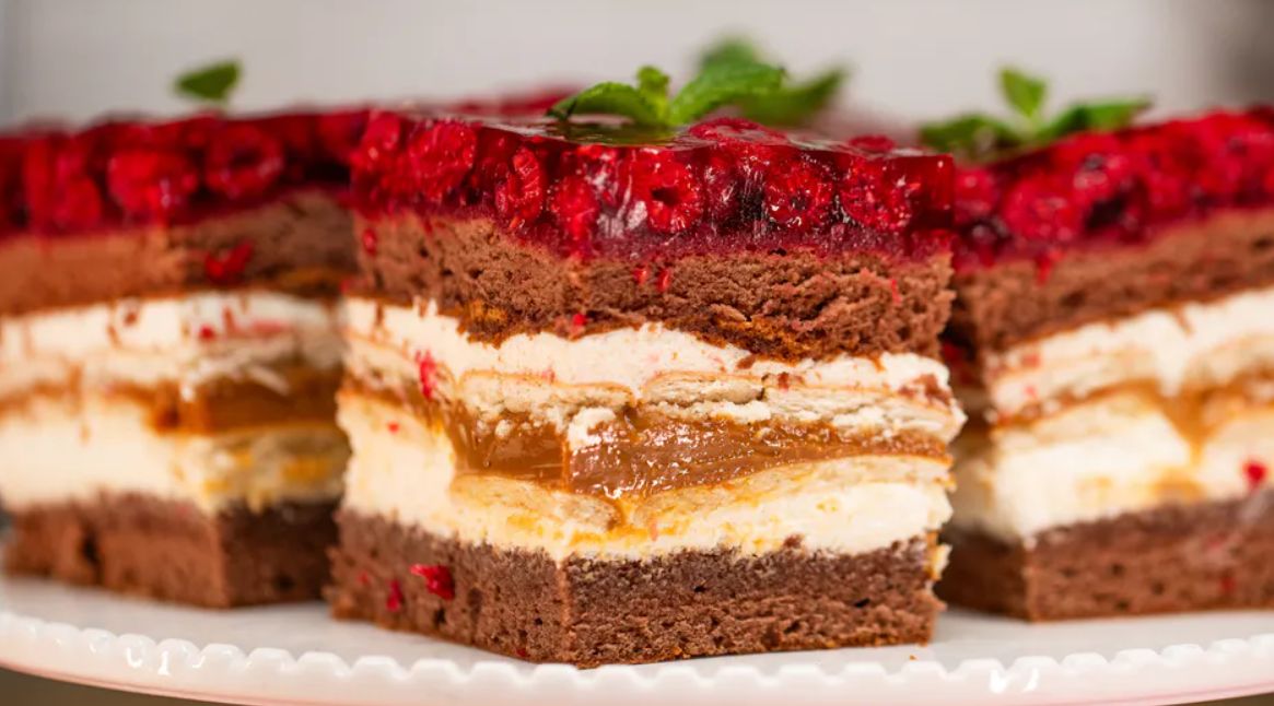 Ciasto Balladyna z malinami przyciąga wzrok gości