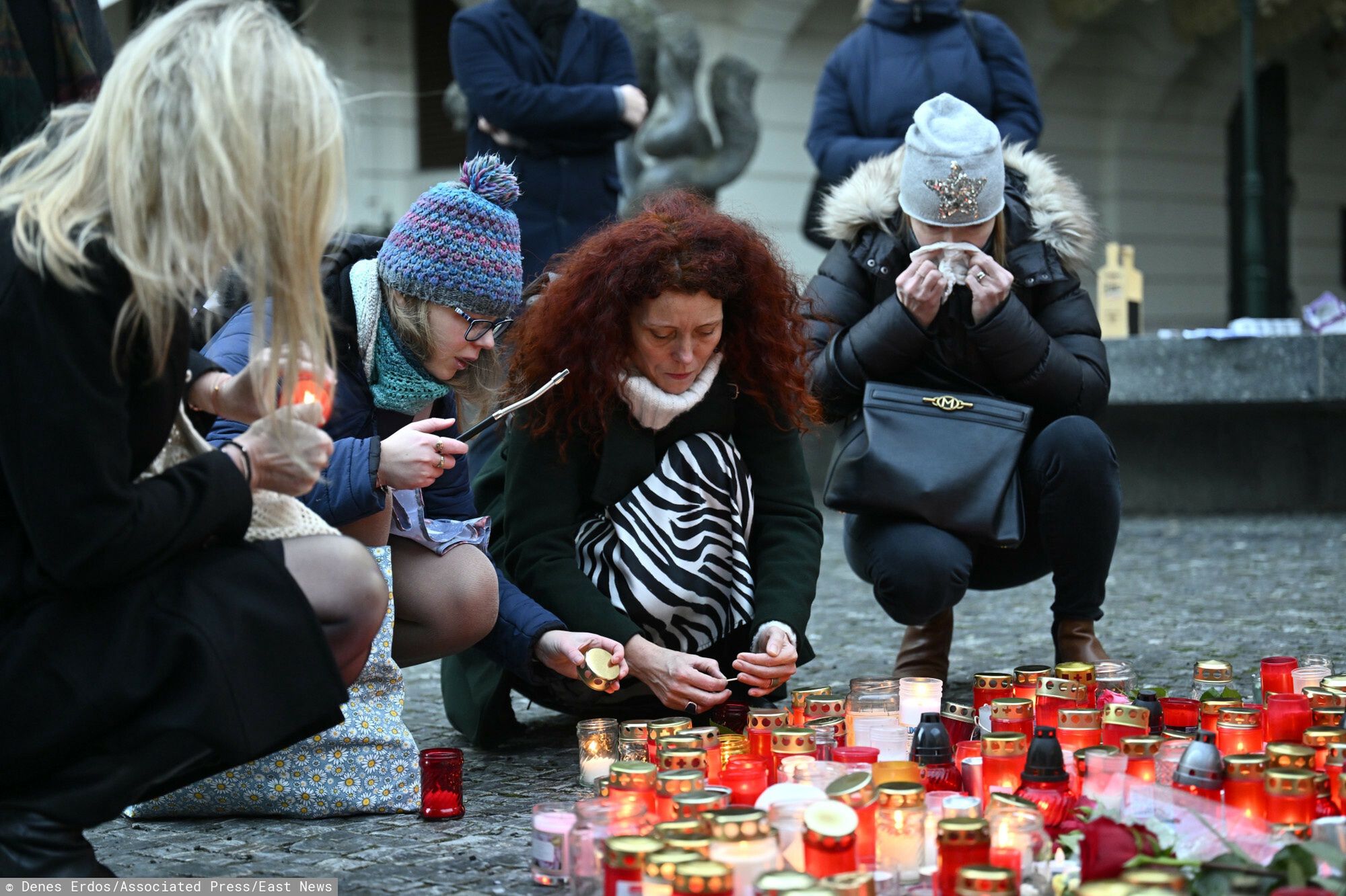 Mieszkańcy i turyści zapalają znicze w okolicy Uniwersytetu Karola 