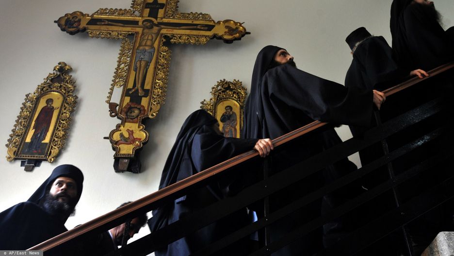 Mnisi z klasztoru na greckiej górze Athos. Zdjęcie ilustracyjne