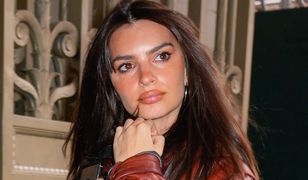 Emily Ratajkowski w kusym mundurku. Jednak uwagę skupia coś innego