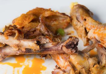 Gdzie wyrzucić kości z kurczaka? Sprawdź, aby uniknąć rażącego błędu