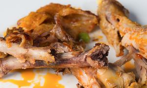 Gdzie wyrzucić kości z kurczaka? Sprawdź, aby uniknąć rażącego błędu