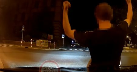 Pijany rzucił się na maskę auta. "Brawa dla tej Pani"