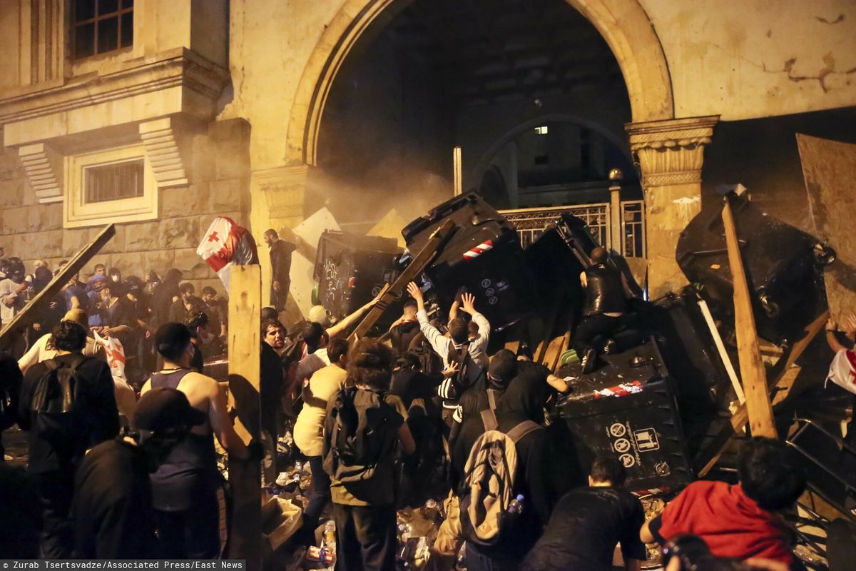 gruzja, protesty, policja Brutalne zatrzymania. W Gruzji znów wyszli na ulice