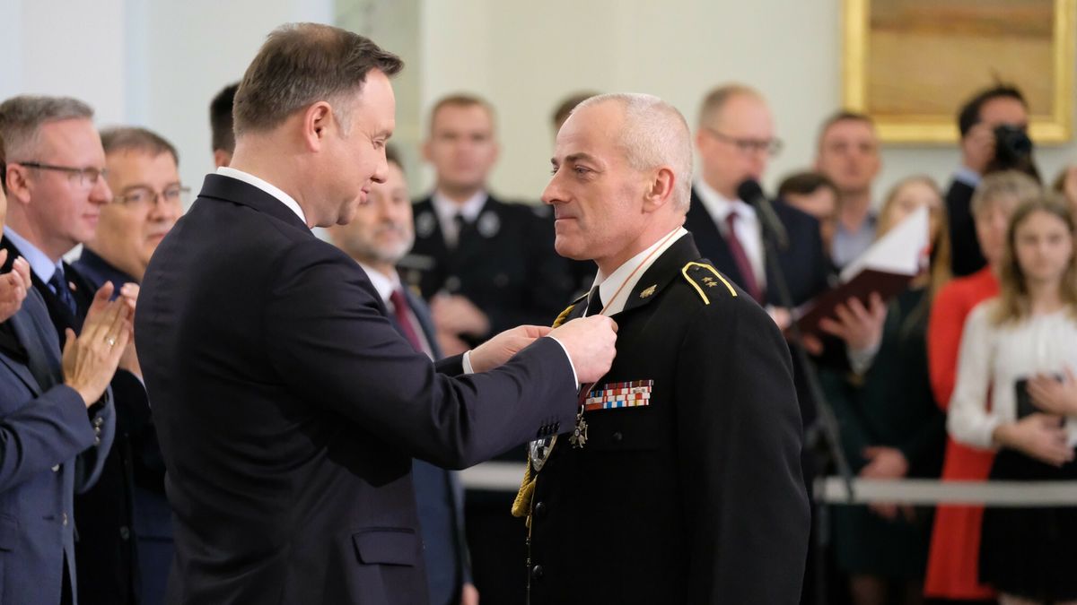 Wr?czenie odznacze? pa?stwowychFot. Mateusz Grochocki/East News Warszawa, 21.11.2018. Uroczystosc wreczenia przez prezydenta Andrzeja Dude Krzyzy Zaslugi za Dzielnosc oraz Medali za Ofiarnosc i Odwage.n/z: Andrzej Duda, Andrzej BaginskiMateusz Grochocki