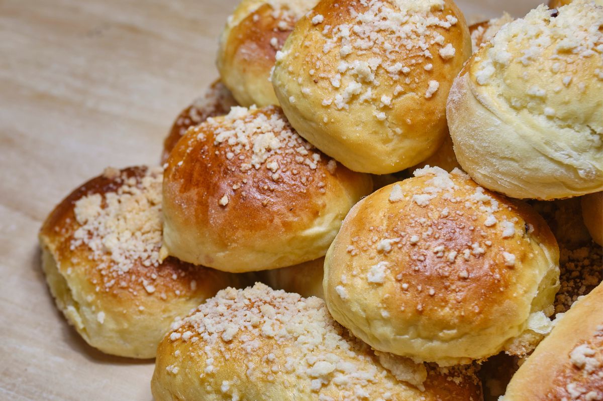 How to bake the perfect raspberry buns: An irresistible guide