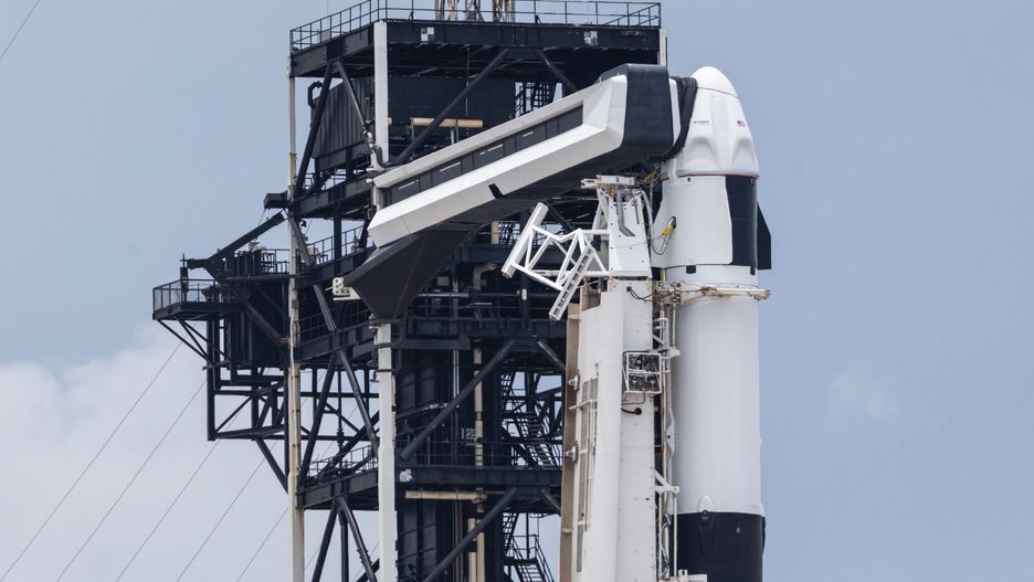 Floryda, 11.06.2025. Na zdjęciu z 11 bm. Rakieta Falcon 9 na stanowisku SLC 39A w Centrum Kosmicznym Johna F. Kennedy?ego na przylądku Canaveral w amerykańskim stanie Floryda. Trwają przygotowania do wystrzelenia rakiety Falcon 9 z kapsułą Crew Dragon, która w ramach misji Axiom-4 ma zabrać czwórkę astronautów, w tym Sławosza Uznańskiego-Wiśniewskiego na Międzynarodową Stację Kosmiczną (ISS). Na stronie internetowej ośrodka NASA Kennedy Space Center pojawił się nowy termin startu misji Ax-4 z polskim astronautą Sławoszem Uznańskim-Wiśniewskim - piątek godz. 13.12 czasu polskiego. Nie potwierdziły tego jeszcze oficjalnie podmioty zaangażowane w misję. (jm) PAP/Leszek Szymański