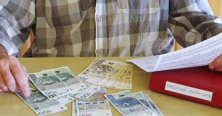 Wiek emerytalny podzielił wyborców opozycji. Jedna grupa zwraca uwagę