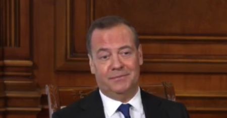 Dmitrij Miedwiediew z uśmiechem komentuje śmierć rosyjskiego pilota