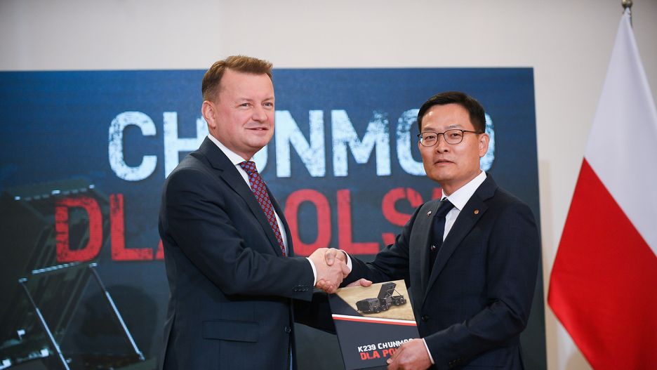 Warszawa, 19.10.2022. Wicepremier, minister obrony narodowej Mariusz Błaszczak (L) oraz prezes Koncernu Hanwha Defense Jaeil Son (P) podczas uroczystości podpisania umowy na koreańskie wyrzutnie Chunmoo, 19 bm. w siedzibie Departamentu Wojskowych Spraw Zagranicznych Ministerstwa Obrony Narodowej w Warszawie. (ad) PAP/Marcin Obara