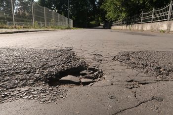 Fragment ul. Południowej w Wałbrzychu zyska nową nawierzchnię. Ta ulica prowadzi do ważnego nowego obiektu. Jak teraz wygląda?
