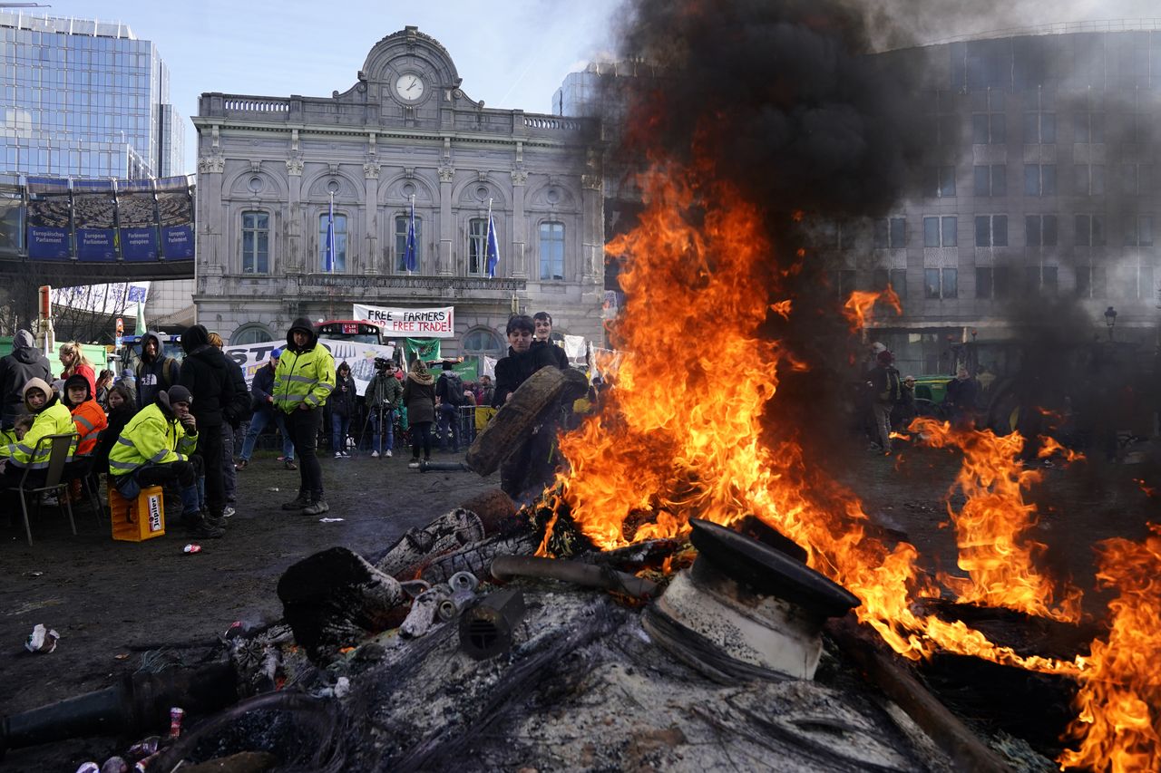 Latvian farmers demand ban on Russian and Belarusian food imports amid European protests