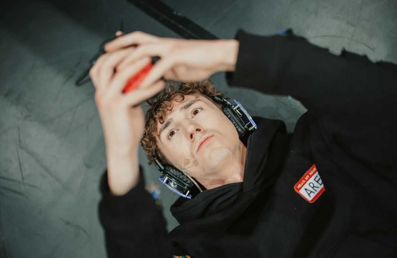 "POV: masz 12 lat i prze****ne", czyli teatralna opowieść o sile reakcji na przemoc 