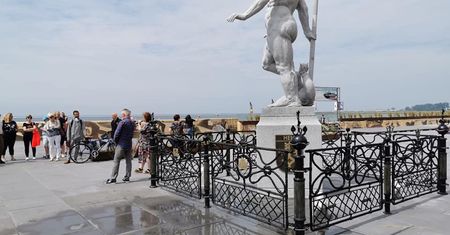 Helski Neptun dostał kopniaka od 22-latka z Warszawy. Stracił przyrodzenie