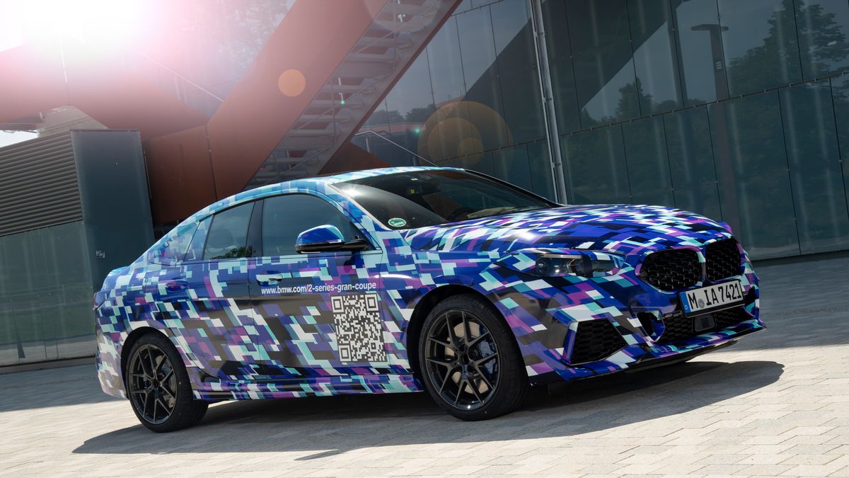 Mimo kamuflażu nietrudno dostrzec dynamiczne linie nowego sedana.