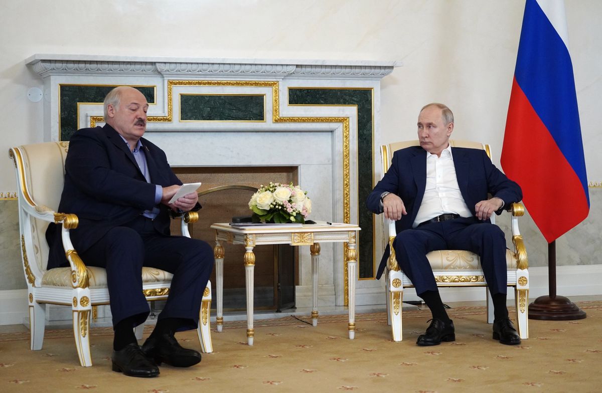 Alaksandr Łukaszenka i Władimir Putin w luźnej atmosferze rozprawiali w niedzielę w Petersburgu o wojnie w Ukrainie i roli Polski