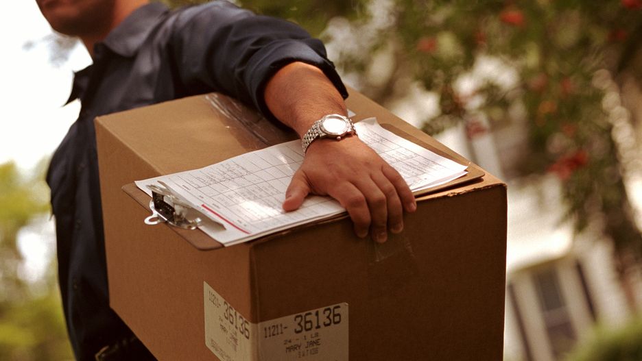 Paczka z elektroniką zaczęła się ruszać i syczeć. Zdjęcie ilustracyjne