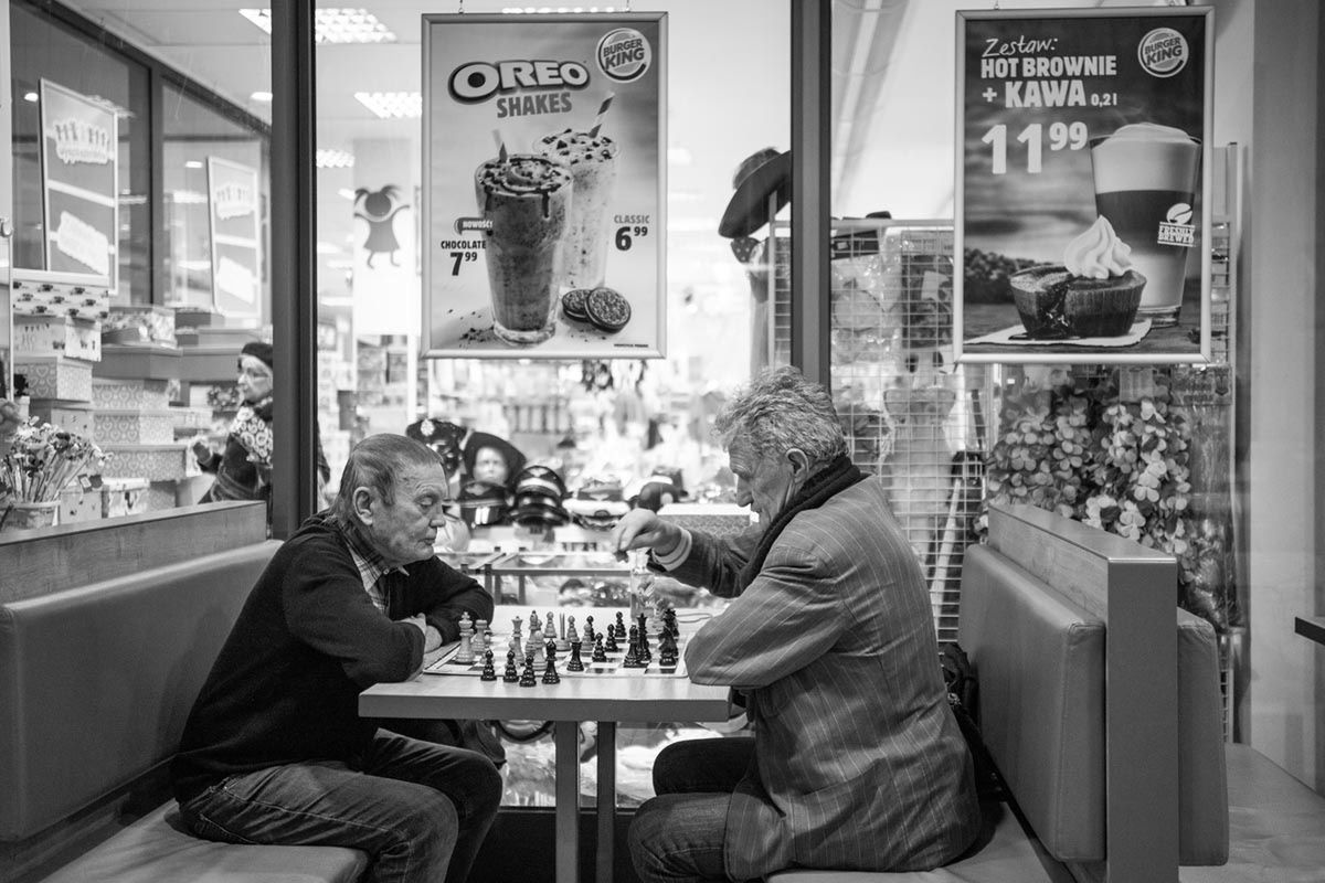 Mężczyźni grają w szachy w domu handlowym Feniks we Wrocławiu, 11 stycznia 2020