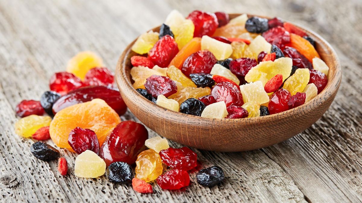 Suszone morele i żurawina zawierają wiele cennych witamin i minerałów.