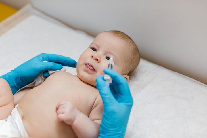Zabiegi okołoporodowe to między innymi szczepienia ochronne noworodków