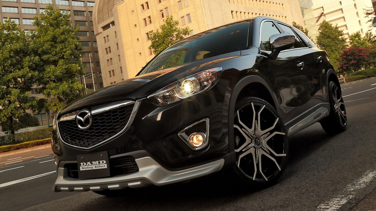 Z przodu DAMD zamontował dokładkę, która może i wygląda efektownie, ale niekoniecznie będzie praktyczna gdy przyjdzie do zjeżdżania z wyższych krawężników.