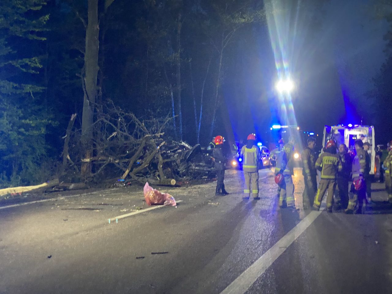 Poważny wypadek pod Warszawą Auto kompletnie zniszczone