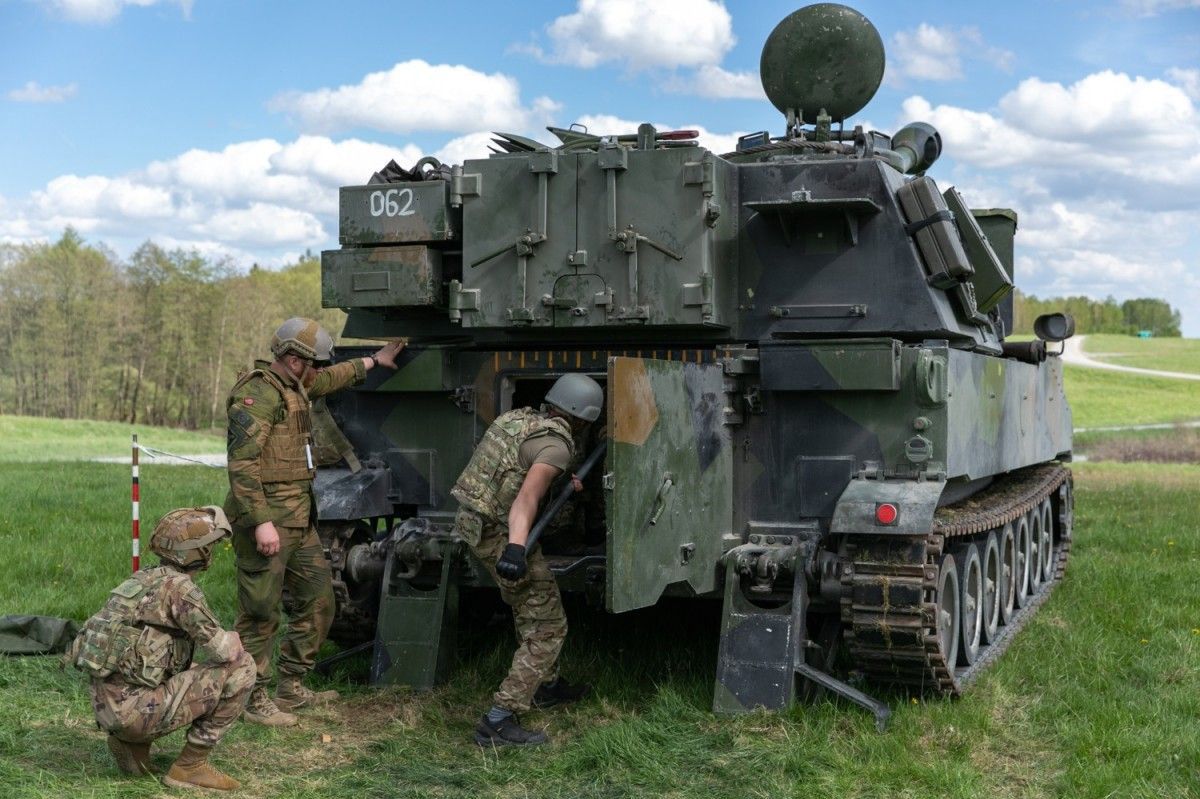 Ukraińscy artylerzyści ładujący haubicę samobieżną M109 podczas ćwiczeń