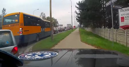 Polski ratownik rusza do wypadku i dociera przed karetką