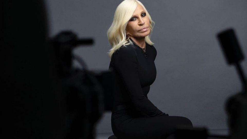 Donatella przez wielu jest uważana za ofiarę operacji plastycznych