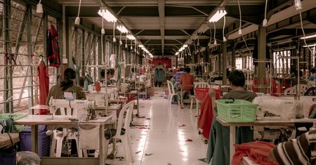 Fast fashion — ile ubrań wyrzucamy rocznie?