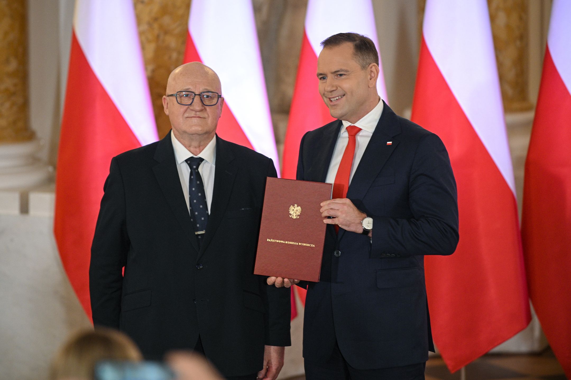 Warszawa, 11.06.2025. Przewodniczący Państwowej Komisji Wyborczej Sylwester Marciniak (L) oraz prezydent elekt Karol Nawrocki (P) podczas uroczystości wręczenia prezydentowi RP uchwały PKW ws. stwierdzenia wyniku wyborów prezydenckich, 11 bm. na Zamku Królewskim w Warszawie. W drugiej turze wyborów prezydenckich zwycięzcą został popierany przez PiS Karol Nawrocki, uzyskując 50,89 proc. głosów. Kandydat KO Rafał Trzaskowski zdobył 49,11 proc. poparcia. (ad) PAP/Marcin Obara