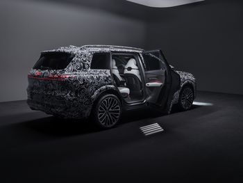 Audi Q9 coraz bliżej. Niemcy właśnie pokazali wnętrze
