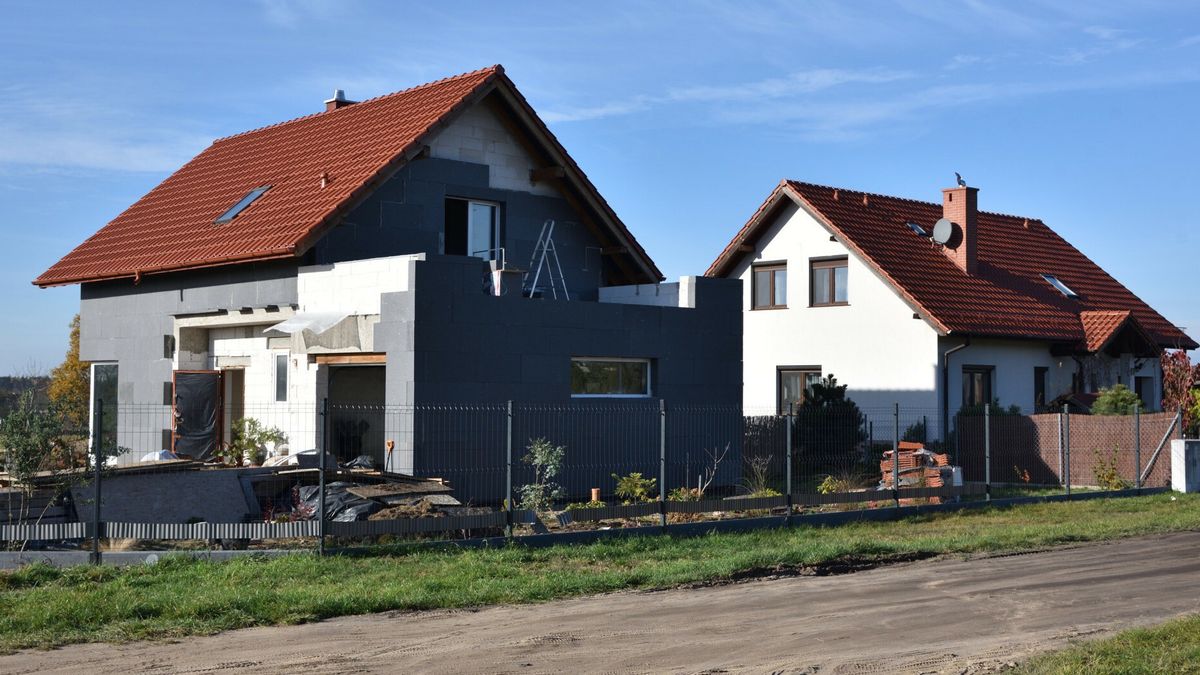 Stock Bart?omiej Magierowski
Fot. Bartlomiej Magierowski/EastNews. Wilczyn Lesny kolo Wroclawia 12.11.2022. N/z: ocieplanie domu jednorodzinnego.
Bartlomiej Magierowski