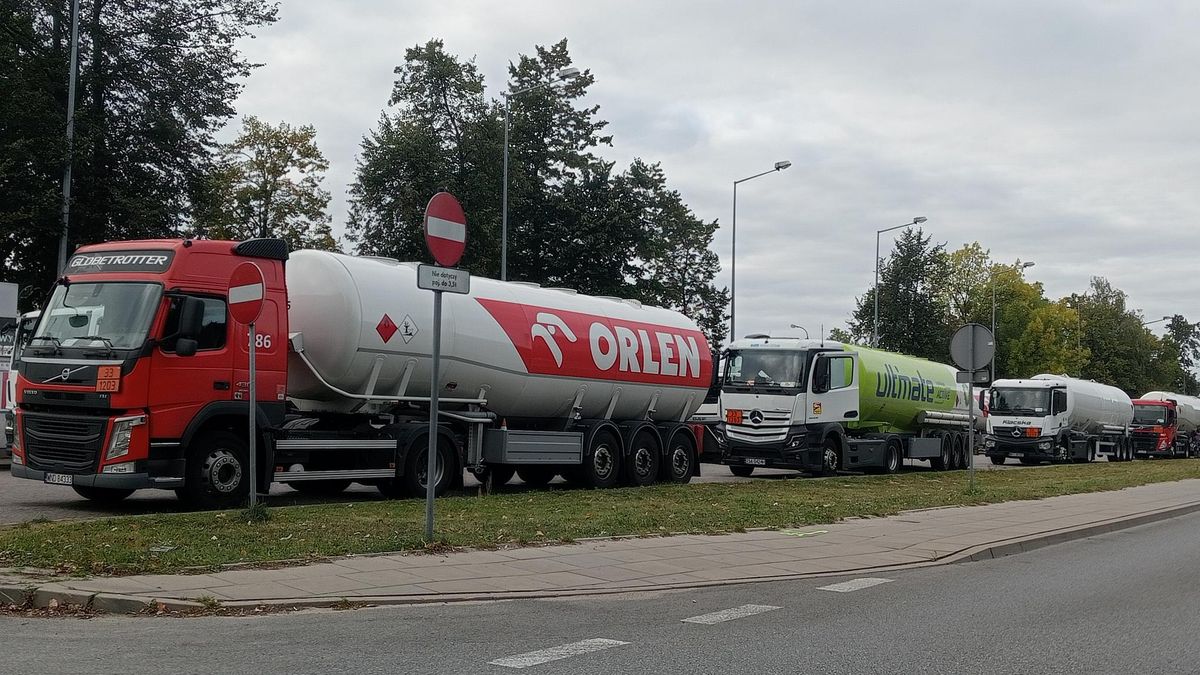 Kolejki przed bazą magazynową PKN Orlen w Mościskach