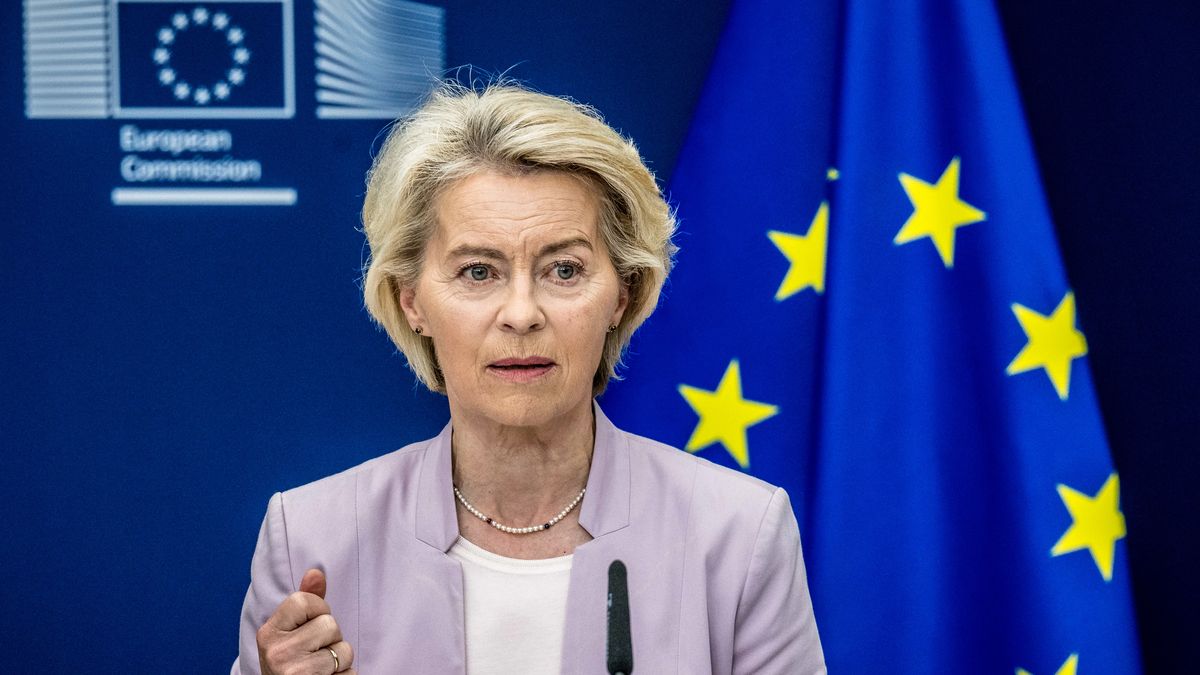 Bruksela, Belgia, 17.08.2025. Przewodnicząca KE Ursula von der Leyen podczas wspólnej konferencji prasowej z prezydentem Ukrainy Wołodymyrem Zełenskim po spotkaniu w Brukseli, 17 bm. Spotkanie odbywa się przed wizytą prezydenta Ukrainy w Waszyngtonie, gdzie ma rozmawiać z prezydentem USA Donaldem Trumpem. (jm) PAP/Wiktor Dąbkowski