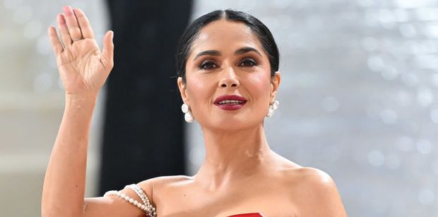 58-letnia Salma Hayek eksponuje kobiece kształty W BIKINI na okładce magazynu