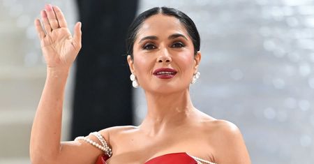 58-letnia Salma Hayek eksponuje kobiece kształty W BIKINI na okładce magazynu