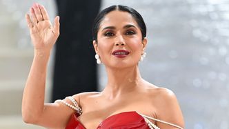 58-letnia Salma Hayek eksponuje kobiece kształty W BIKINI na okładce magazynu
