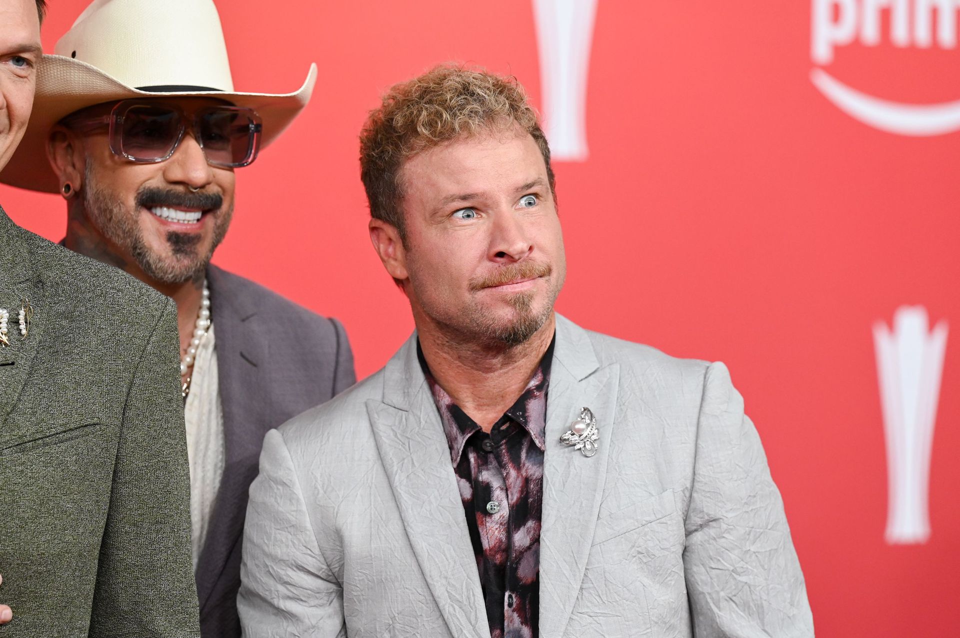 Pamiętacie Briana z kultowego boysbandu? Teraz ma ponad 50 lat i sądzi się z sąsiadami