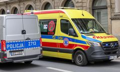 Kobieta z nożem na ulicy. Policjant ranny podczas interwencji